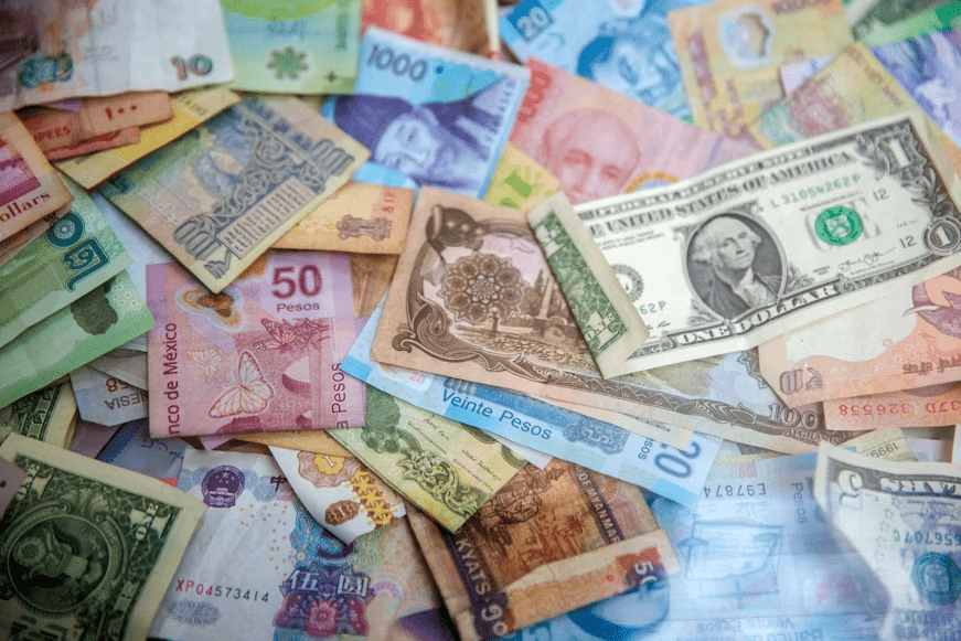 Person comparing the final amount of foreign currency received after checking exchange rates from different providers.