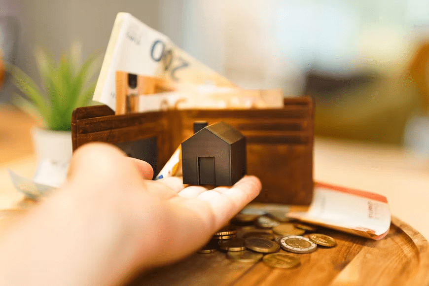 Mortgage calculator and house keys representing predictable payments with a fixed interest rate.