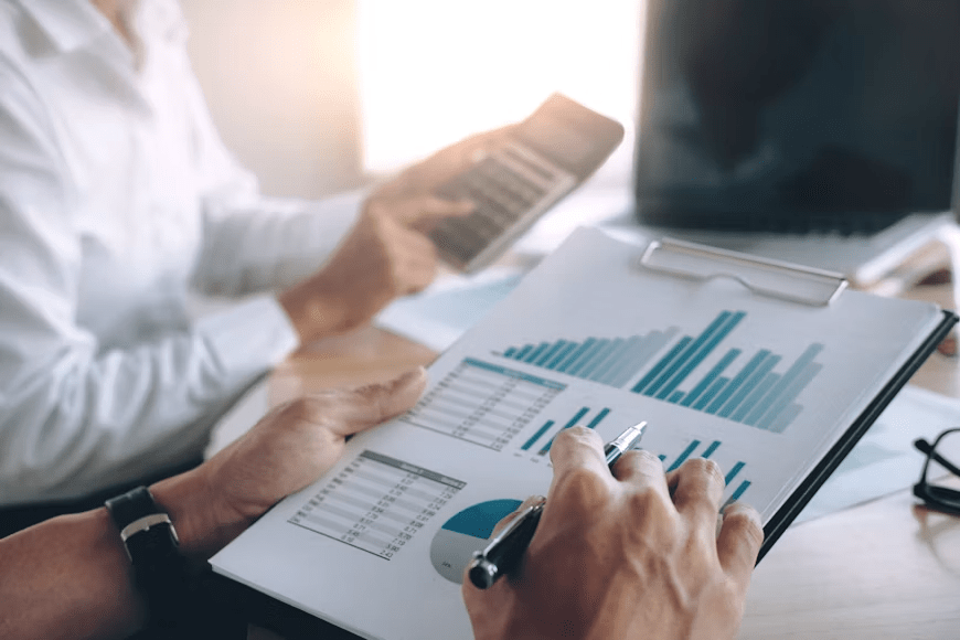 Financial risk analysis for choosing a variable-rate loan.